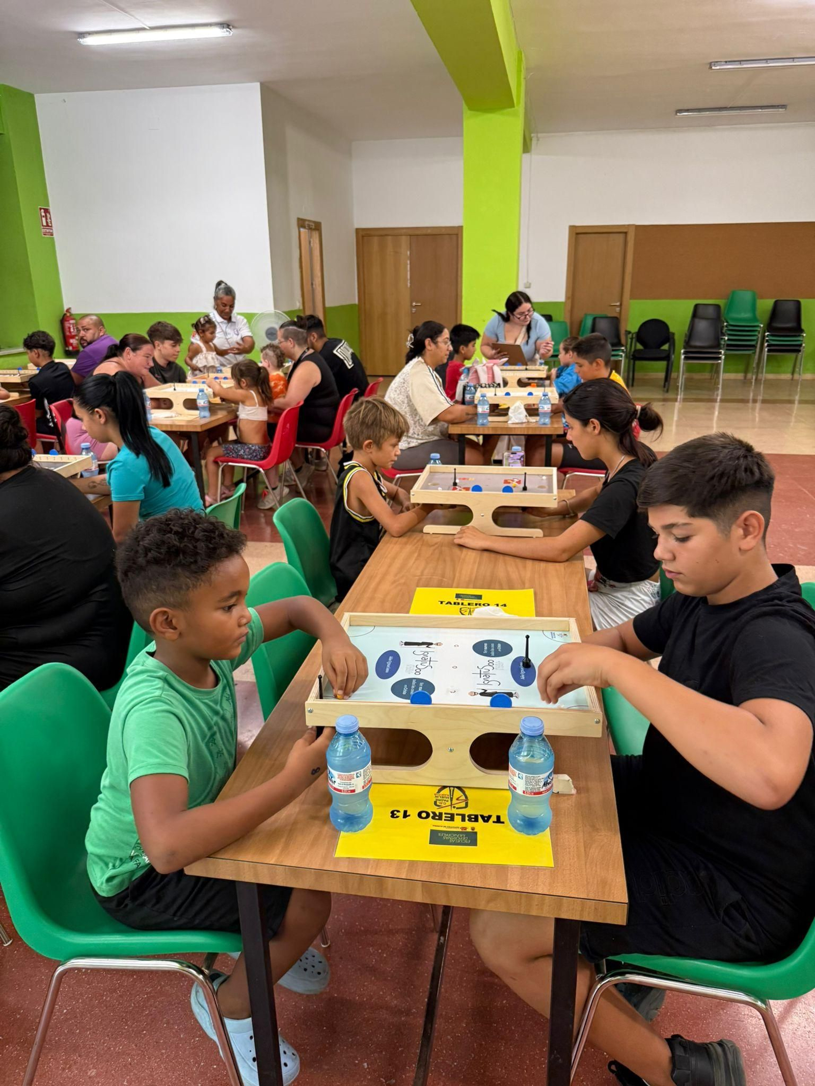 Participantes del V Torneo de Feria jugando al klask.