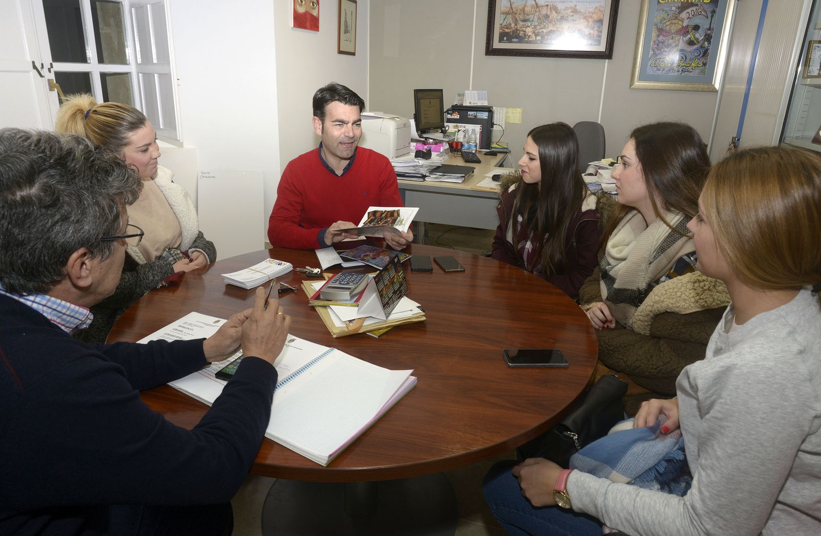 Una imagen de las cuatro Coquineras del Carnaval 2016 durante la reunión mantenida con el concejal de Fiestas.