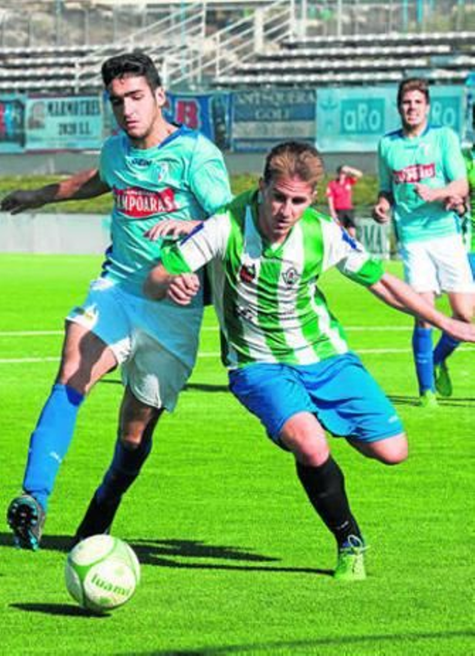 El defensor Toni intenta cortar el avance de un jugador provenzal.