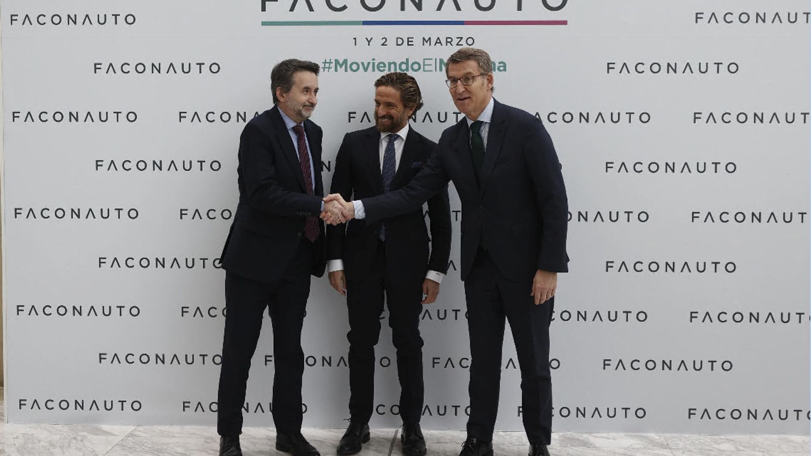 Alberto Núñez Feijóo, líder del PP, saluda al presidente de Repsol, Josu Jon Imaz, en presencia del Gerardo Pérez, presidente de Faconauto, en la jornada de inauguración de su congreso. Alberto Núñez Feijóo, líder del PP, saluda al presidente de Repsol, Josu Jon Imaz, en presencia del Gerardo Pérez, presidente de Faconauto, en la jornada de inauguración de su congreso.