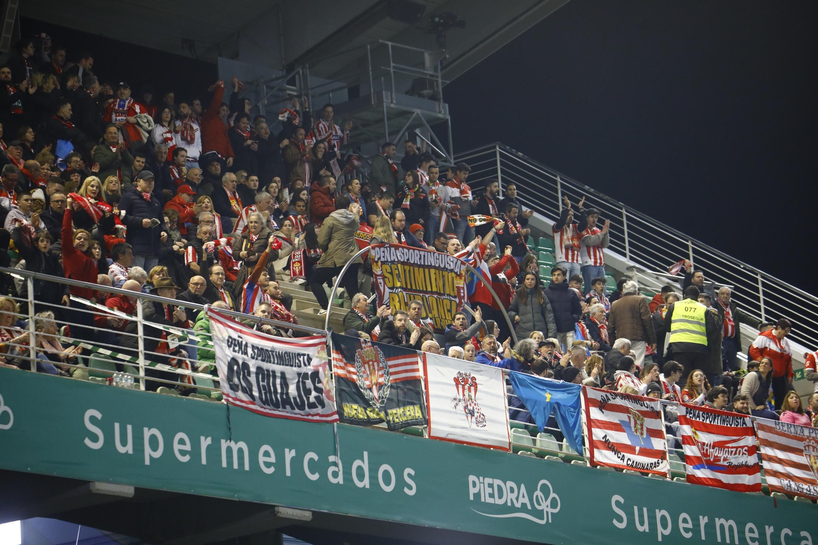 El vibrante ambiente en El Arcángel para el Córdoba CF - Sporting de Gijón
