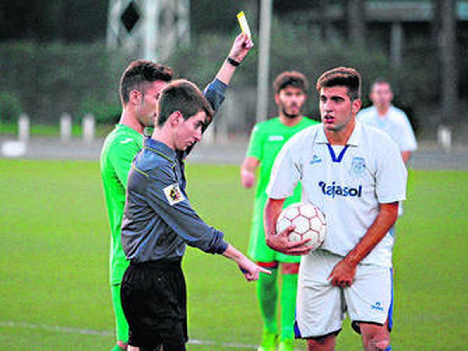 Cortegana e Hinojos dieron trabajo al árbitro que estuvo en el San Rafael.