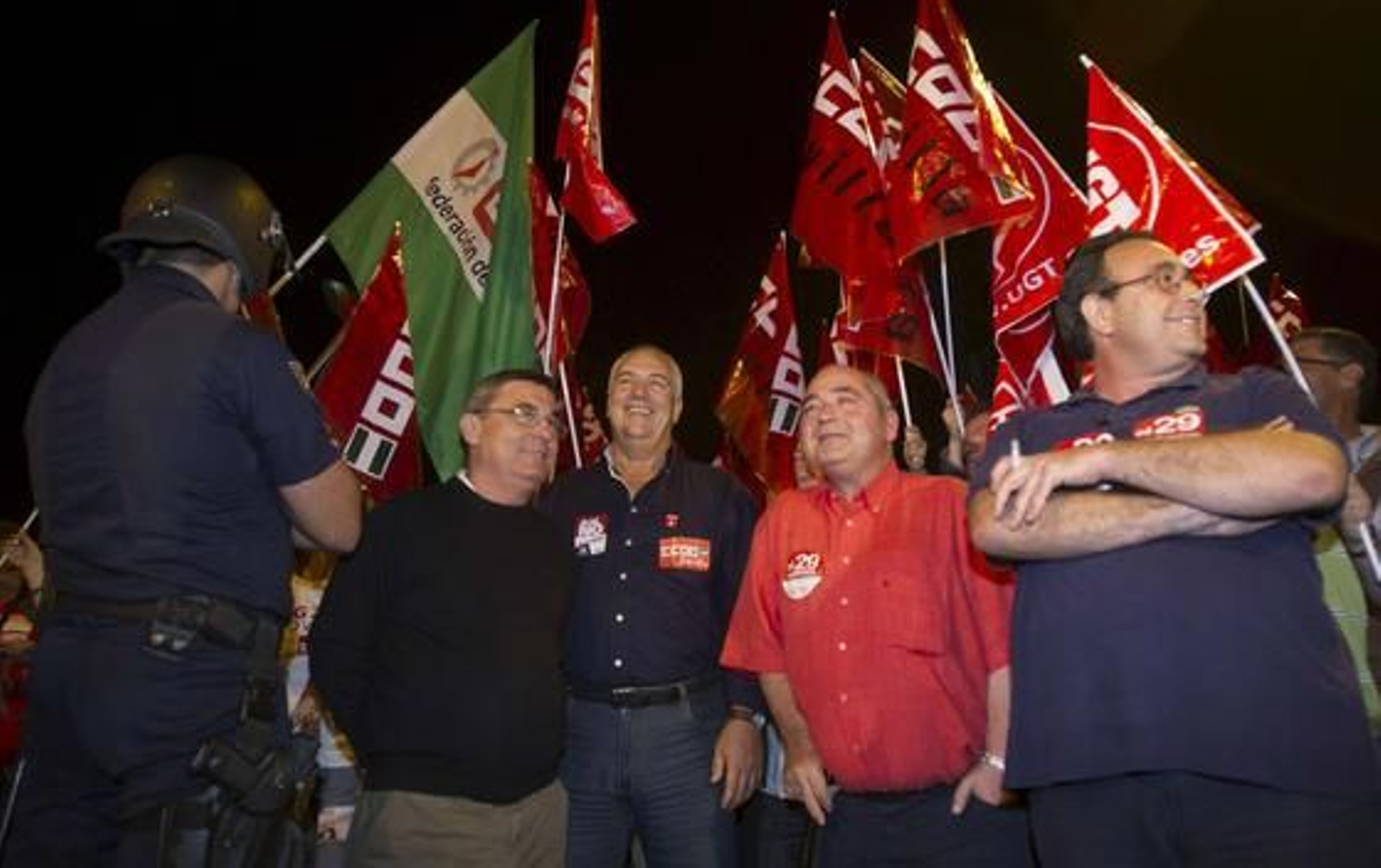 Piquetes informativos de UGT y CCOO gritan a los conductores de autobuses urbanos de Sevilla que salen de las cocheras de Tussam. 

Foto: Jose Manuel Vidal