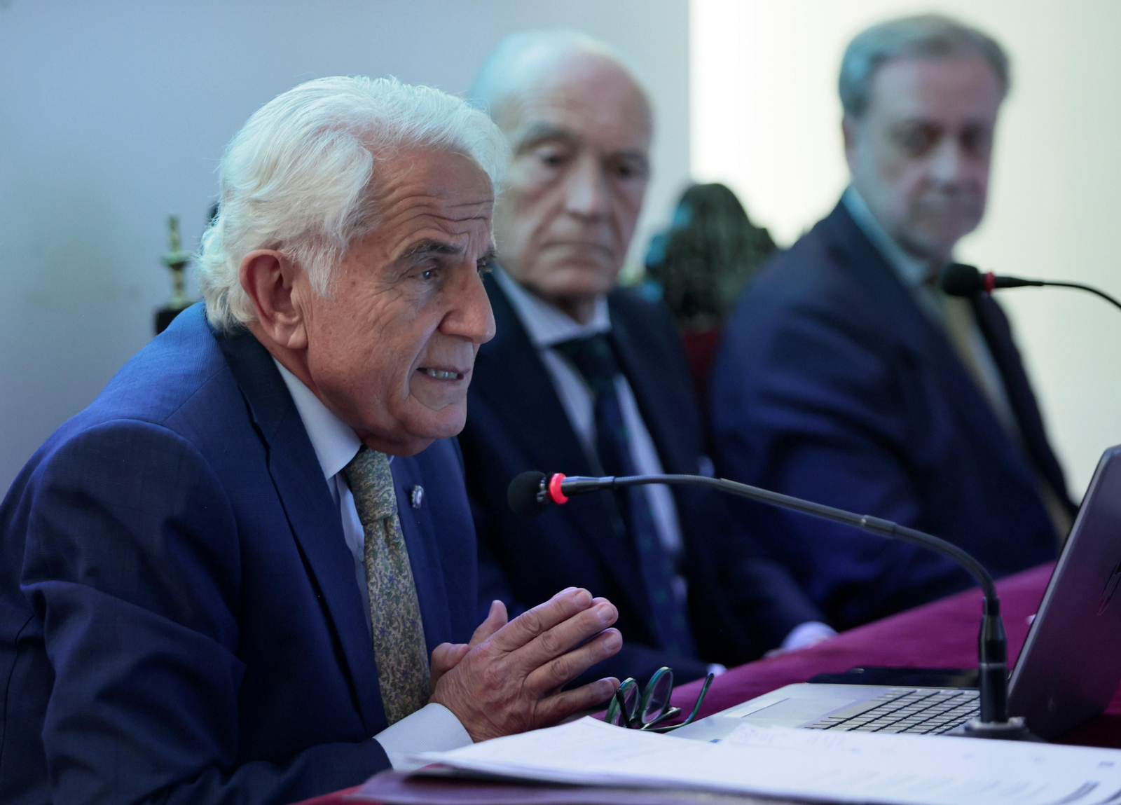 Antonio Pascual, durante su conferencia, observado por Fernando Fabiani y Miguel Ángel de la Rosa.