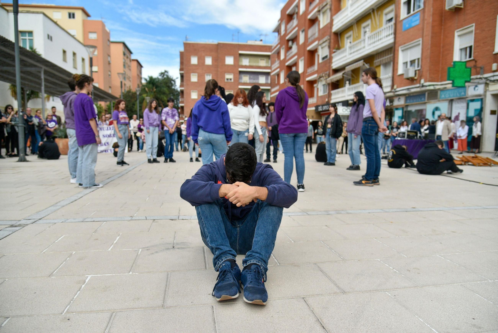 Una performance de Marea Violeta en Algeciras.