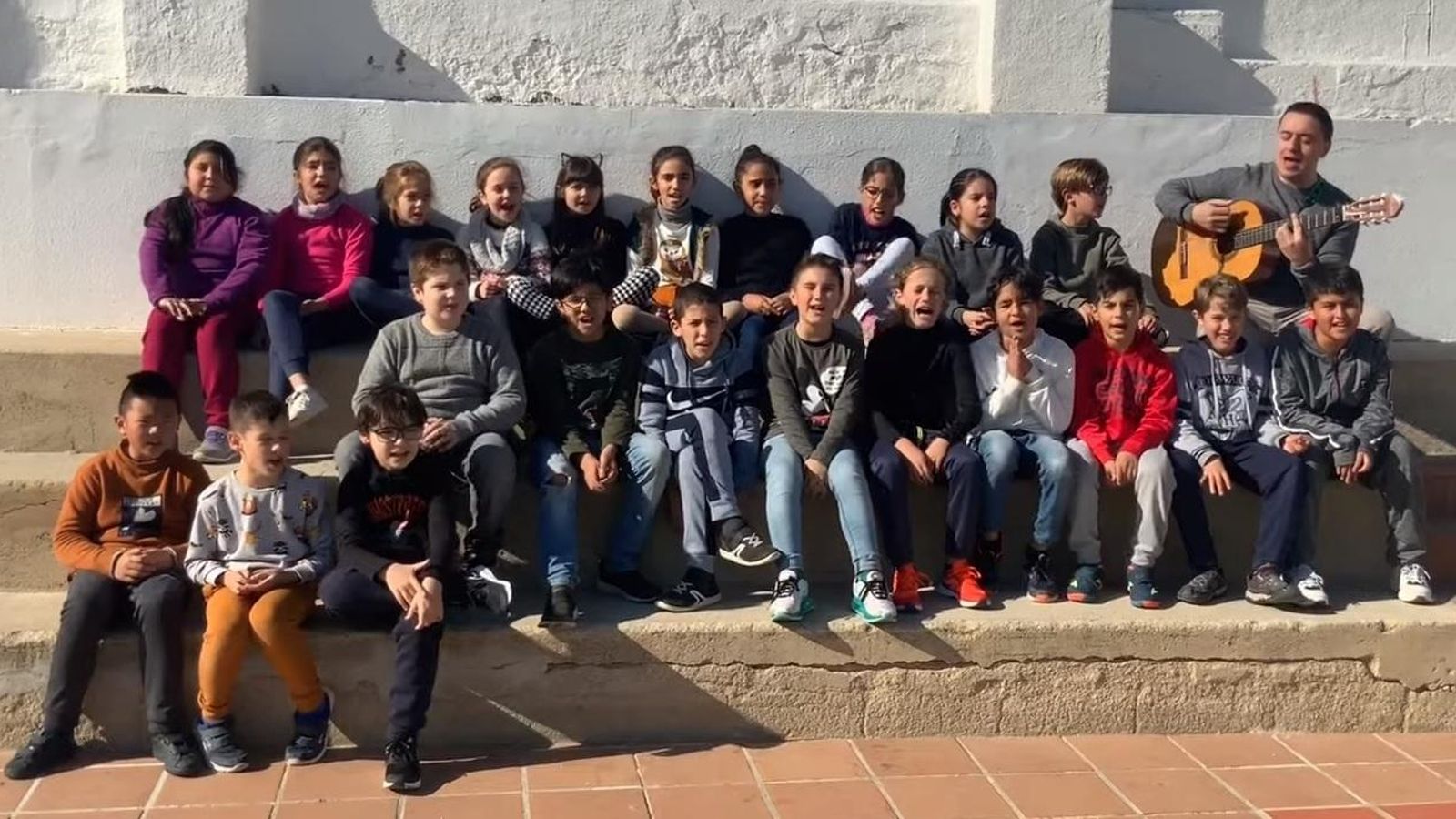 El colegio Hispanidad de Garrucha ‘mira al cielo’ para lanzar un mensaje de amistad.