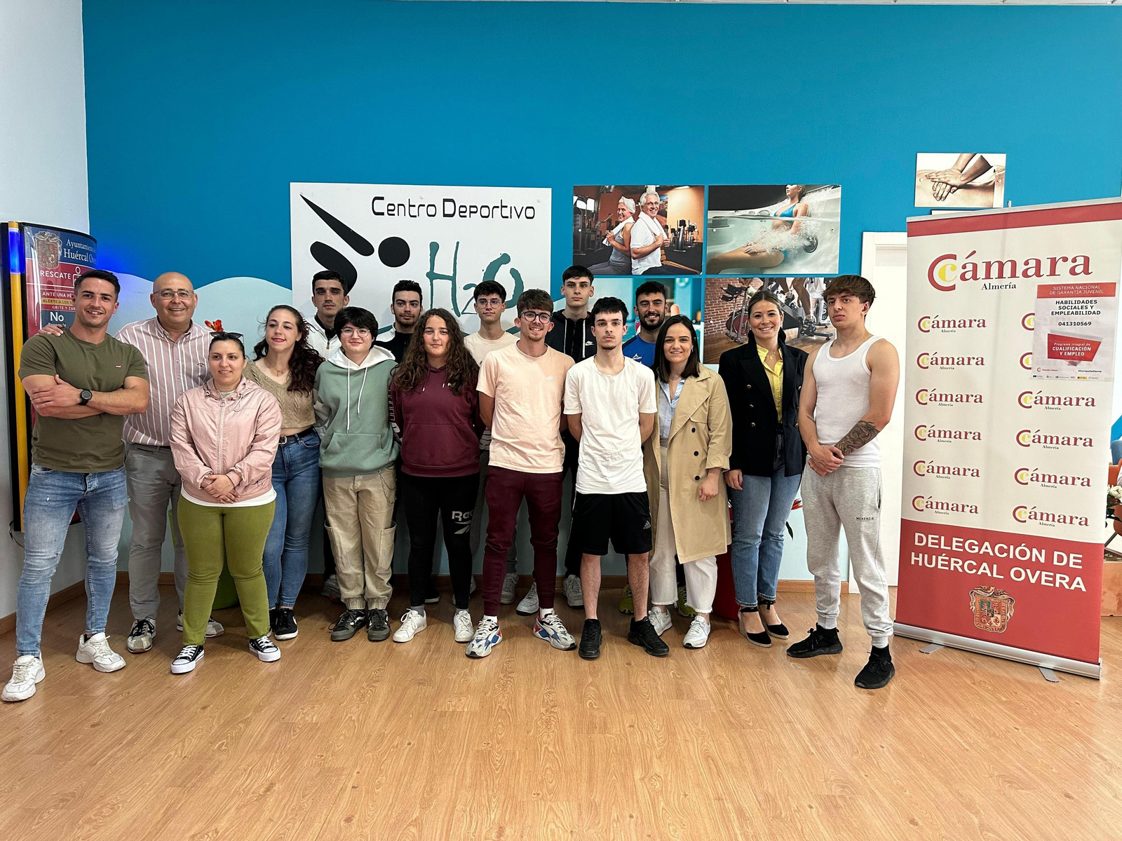 El alcalde junto a las concejalas en una de las sesiones del curso de socorrismo.