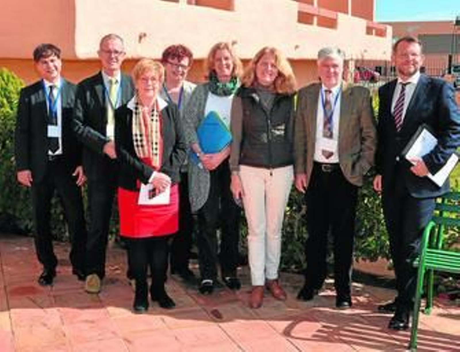 El equipo directivo del centro junto al jurado de las dos fundaciones, en una visita al centro.