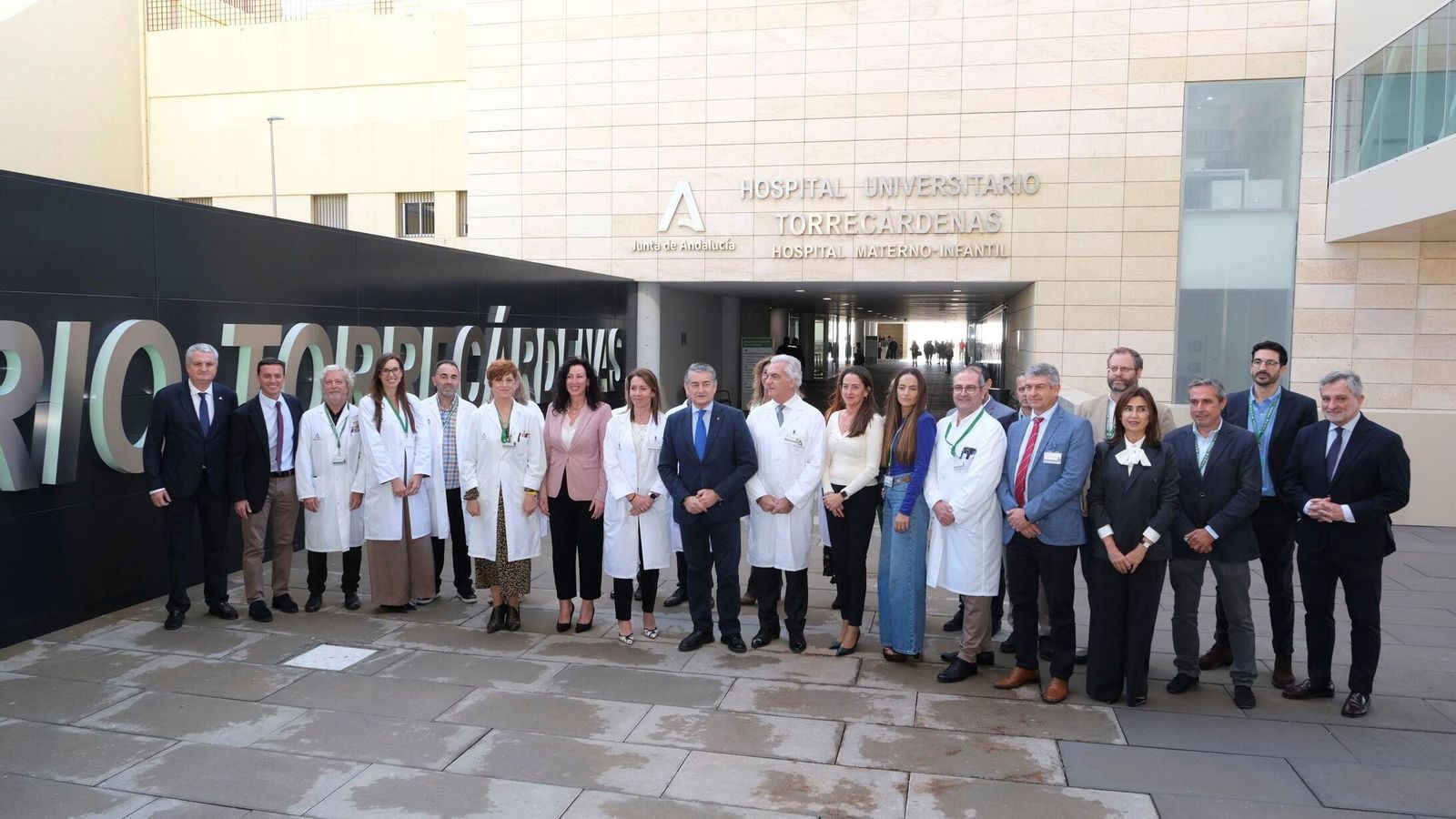 El consejero Antonio Sanz en su visita al nuevo Centro de Diagnóstico y Tratamiento 'Bahía de Almería' del Hospital Universitario Torrecárdenas
