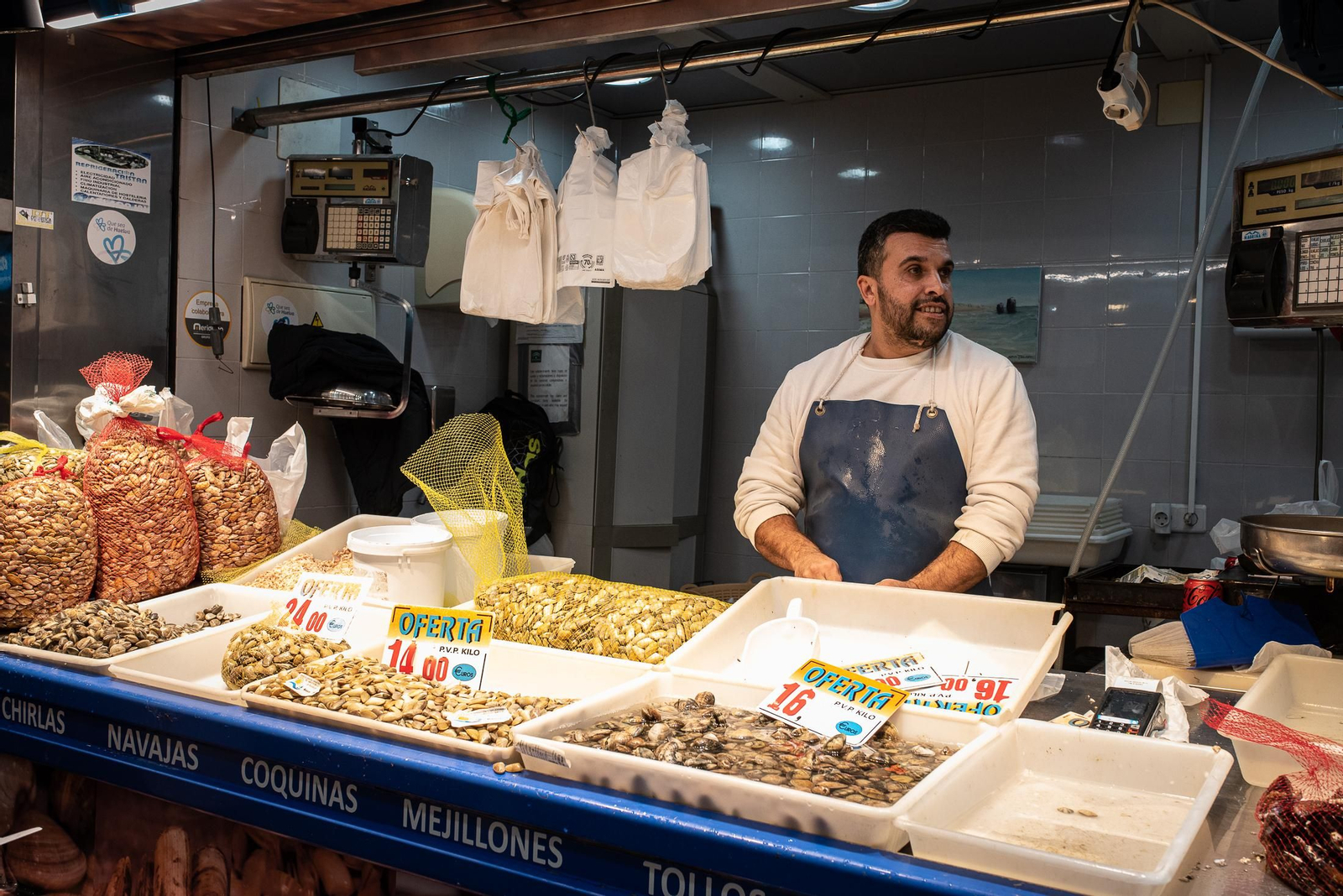 Las últimas compras en el Mercado del Carmen antes de Navidad, en imágenes