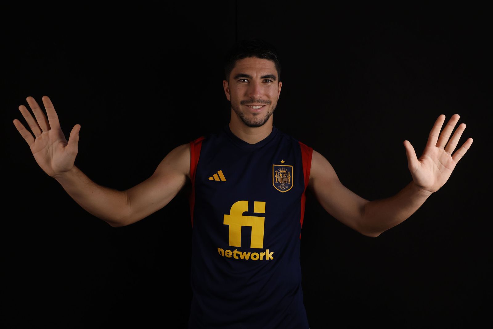 Carlos Soler posa con las manos abiertas.