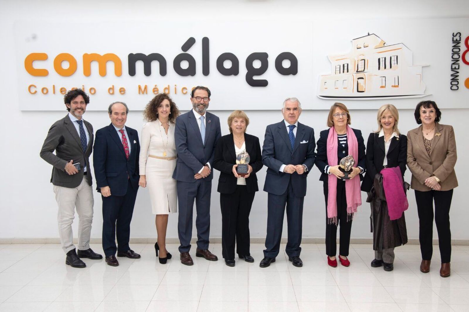 El delegado de Salud, representantes del Colegio de Médicos y las facultativas premiadas.