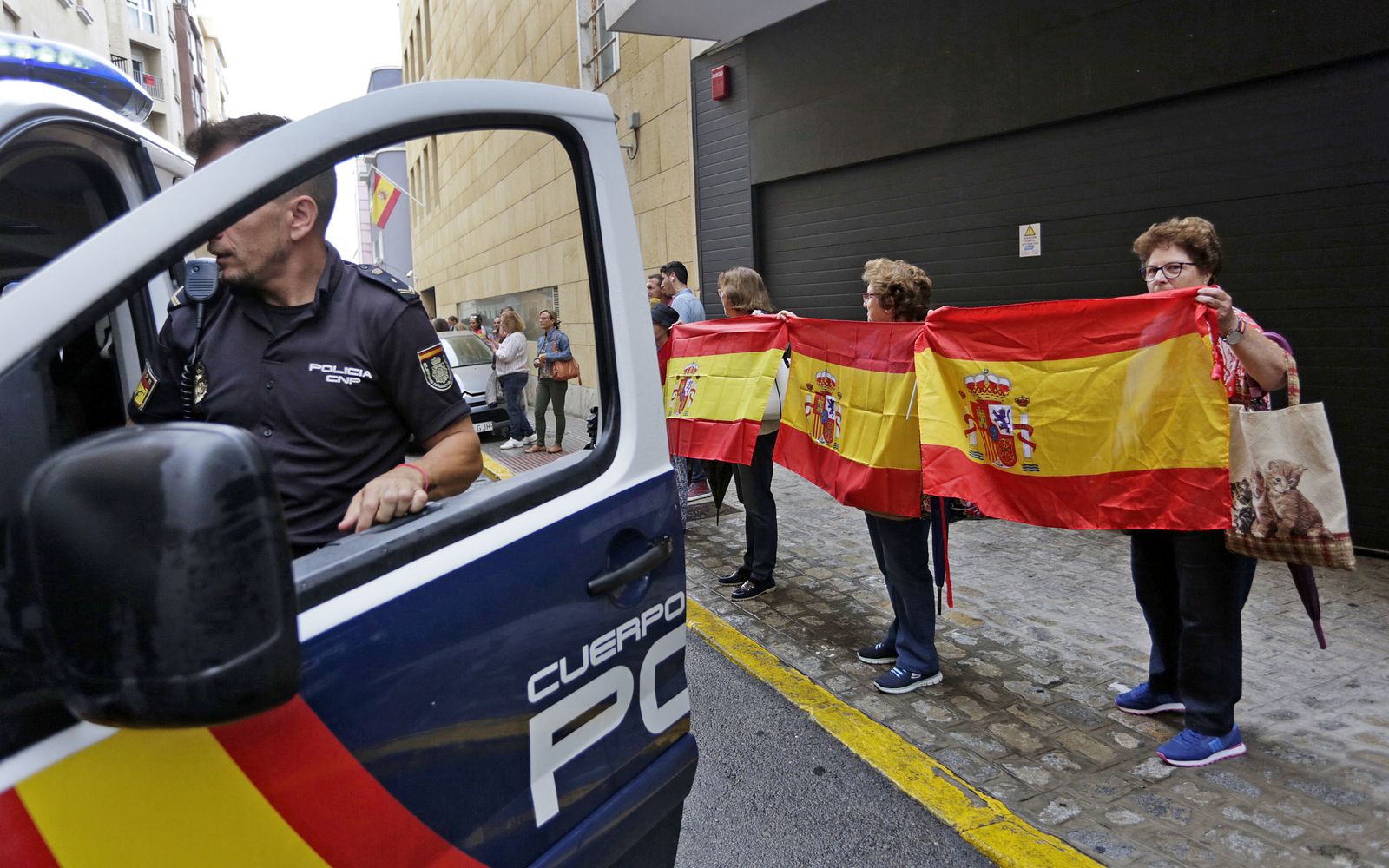 Despedida a los agentes de la Policía Nacional que se suman al dispositivo del 1-O