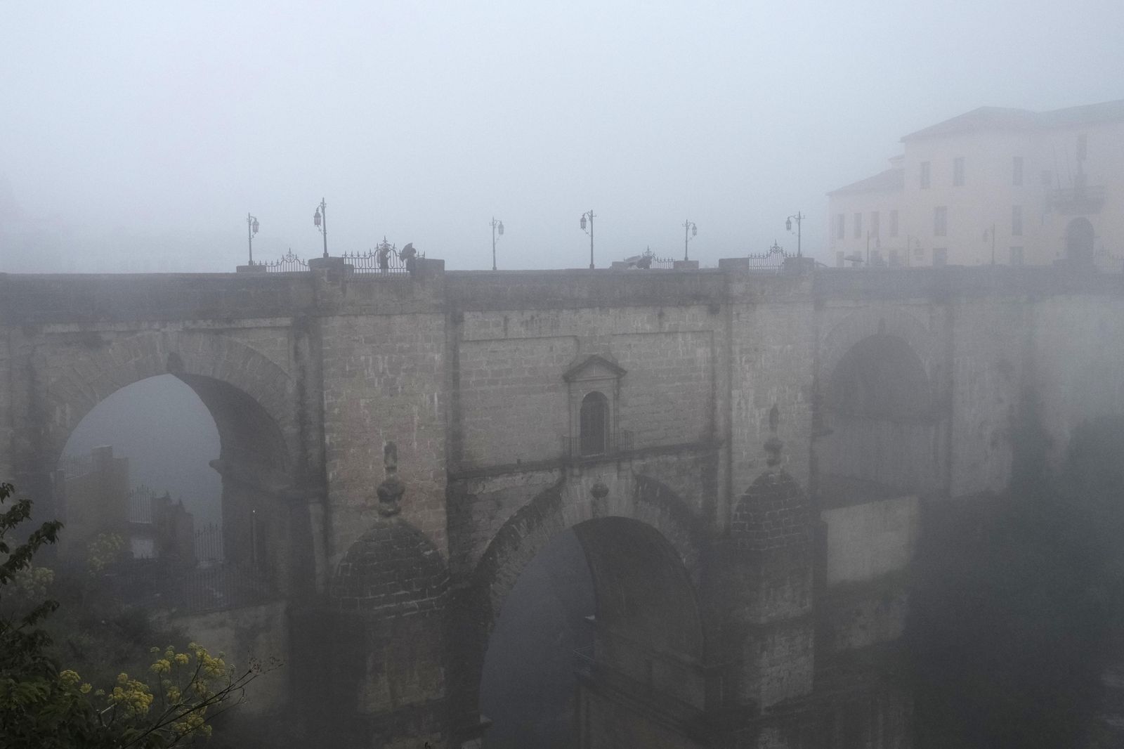 La lluvia y la niebla transforman Ronda, en fotos