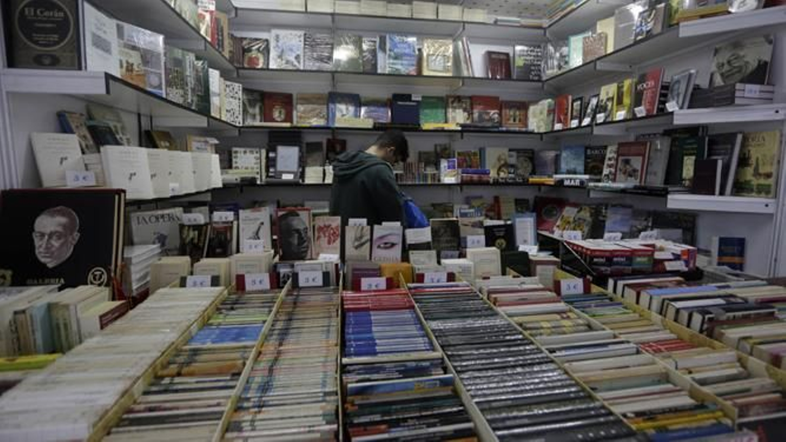 Un expositor en la Feria del Libro Antiguo de Sevilla.