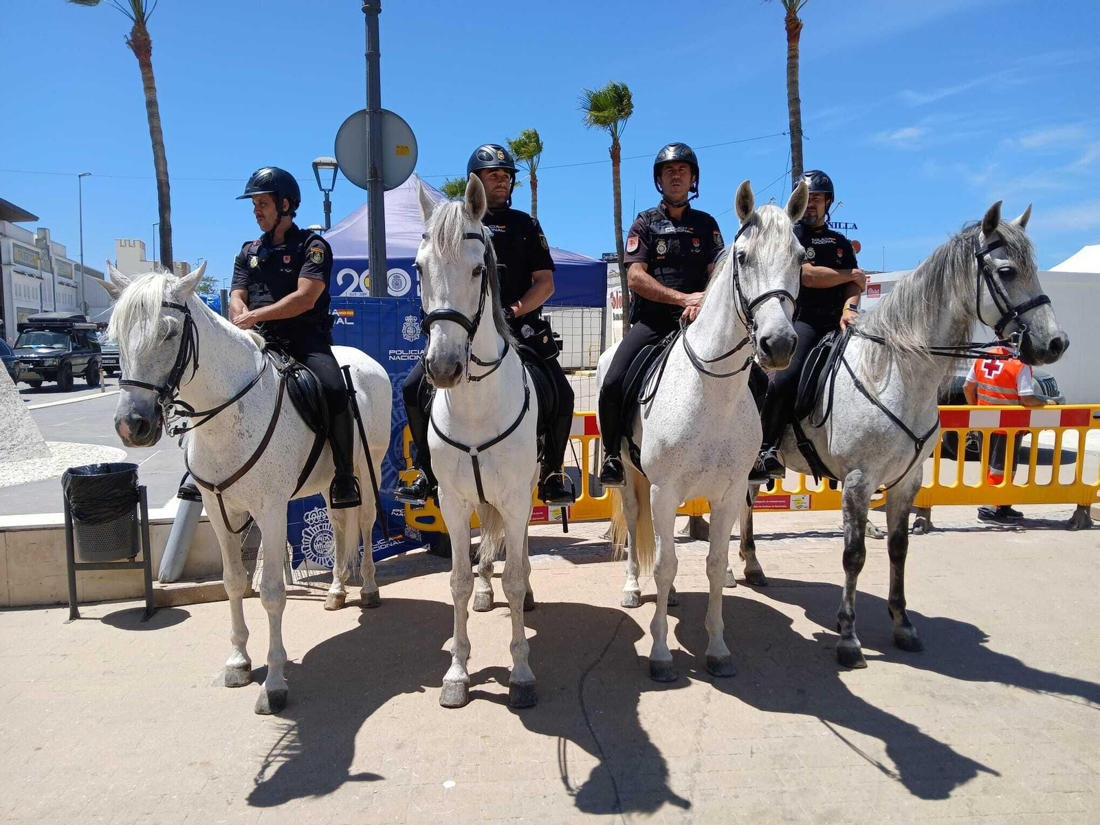 Rocío 2024: Imágenes del Primer día de embarque de romeros en Bajo de Guía en Sanlúcar