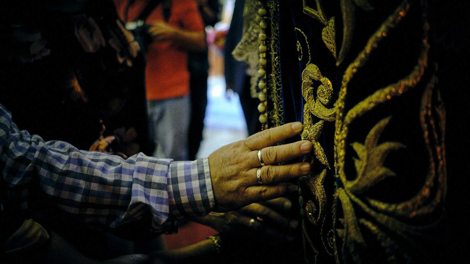Un invidente toca los bordados de la saya de la Virgen de Rosario en Sus Misterios Dolorosos Un invidente toca los bordados de la saya de la Virgen de Rosario en Sus Misterios Dolorosos