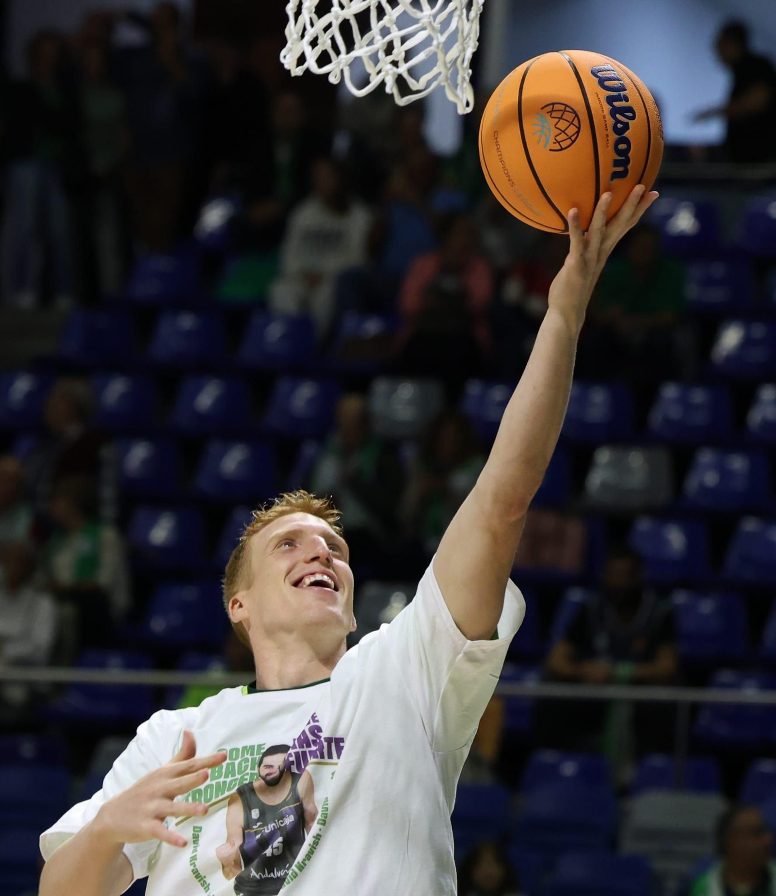 David Kravish, camisetas, vídeo y ovación para mandarle fuerzas