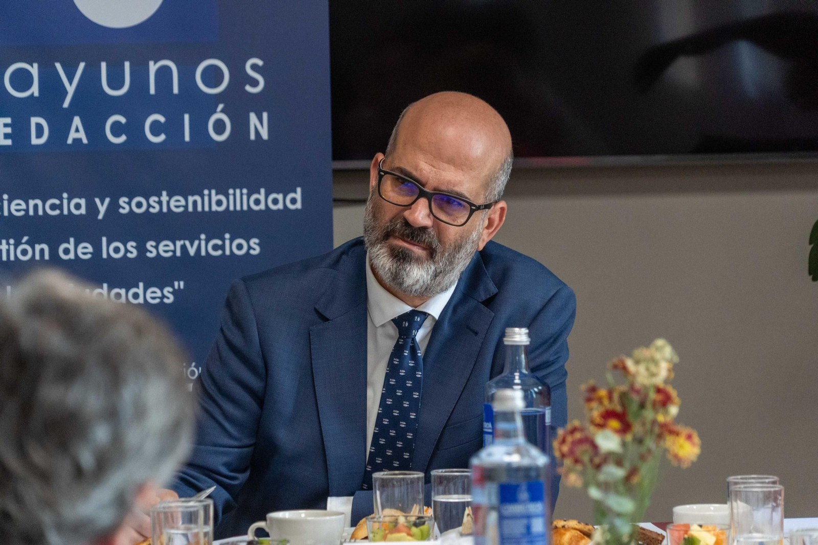 Imágenes del desayuno de redacción 'Huelva, eficiencia y sostenibilidad en la gestión de los servicios en las ciudades'