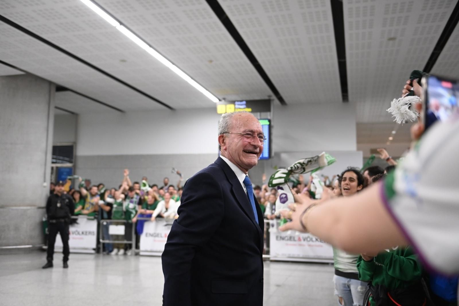 Júbilo en la llegada del Unicaja al aeropuerto