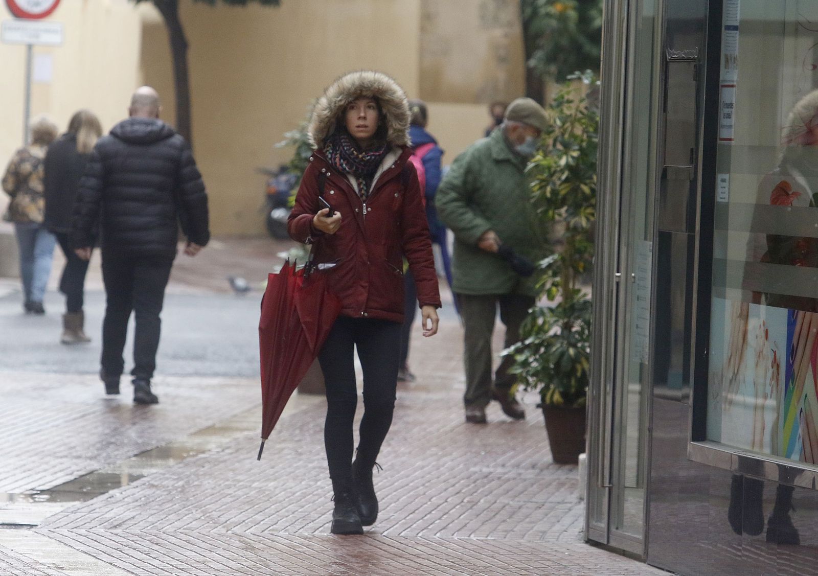 Viandantes por el centro de Córdoba.