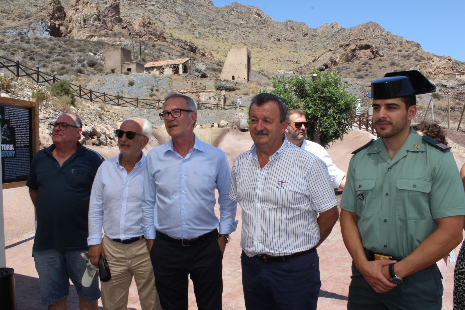 José Guirao junto al alcalde de Pulpí en su visita a la geoda gigante.