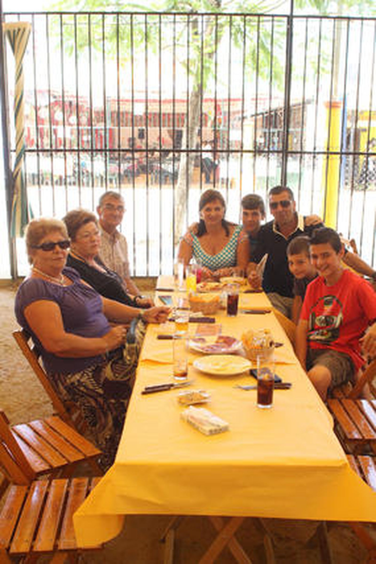 Los algecireños viven intensamente la jornada del sábado en la Feria. 

Foto: Vanessa Perez