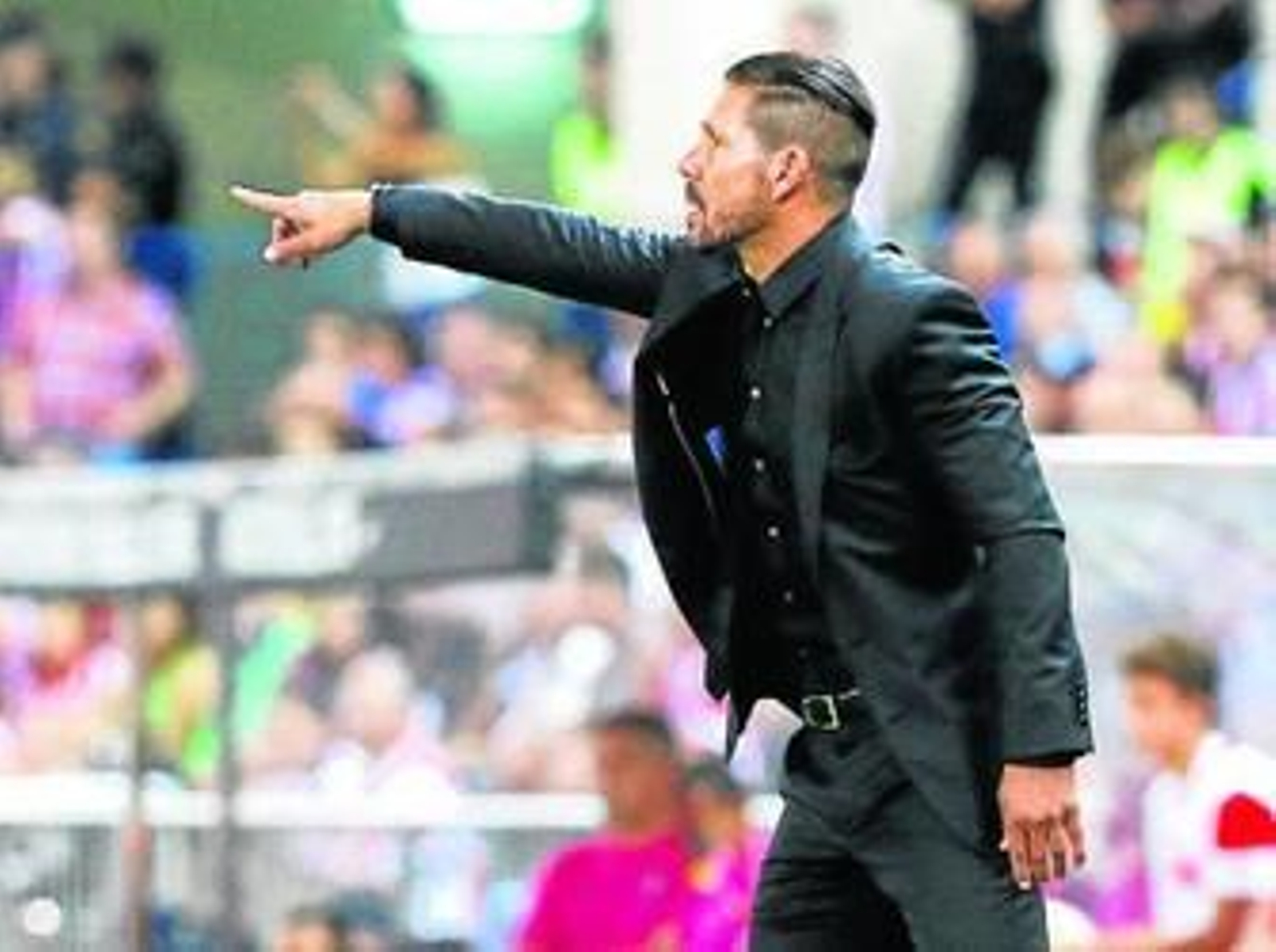 Simeone da órdenes en la banda del Vicente Calderón.