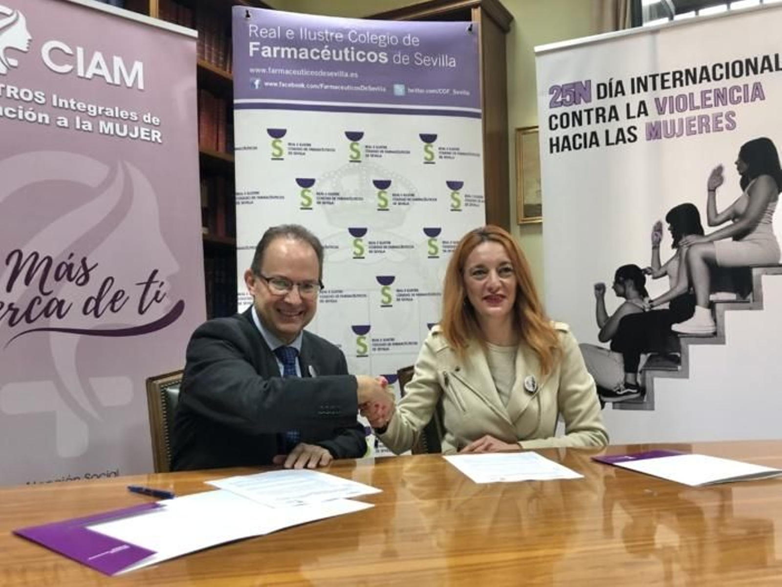 Juan Pedro Vaquero y Clara Isabel Macías, durante la firma del acuerdo en el Colegio de Farmacéuticos de Sevilla.