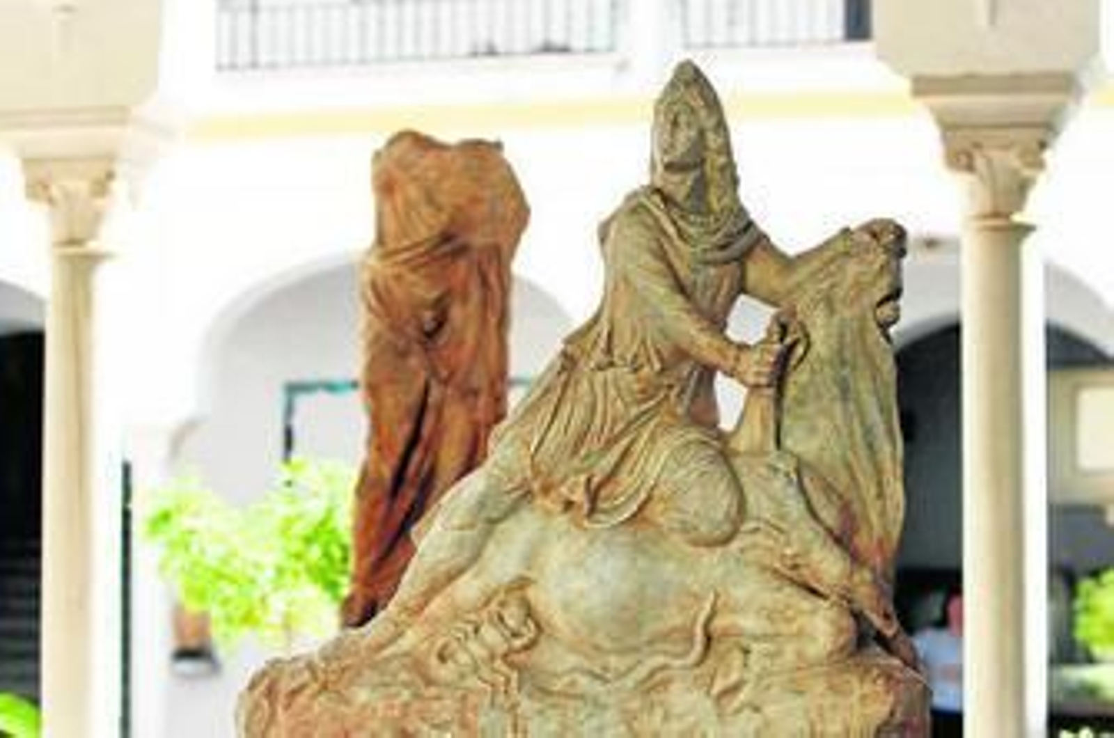 1. Escultura de Mitra, deidad de la Antigüedad. 2. Caliz utilizado en la Eucaristía.