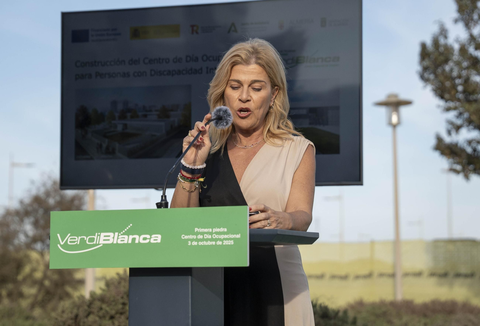 Las imágenes de la primera piedra del centro de día ocupacional Juan Goytisolo de Verdiblanca en Almería