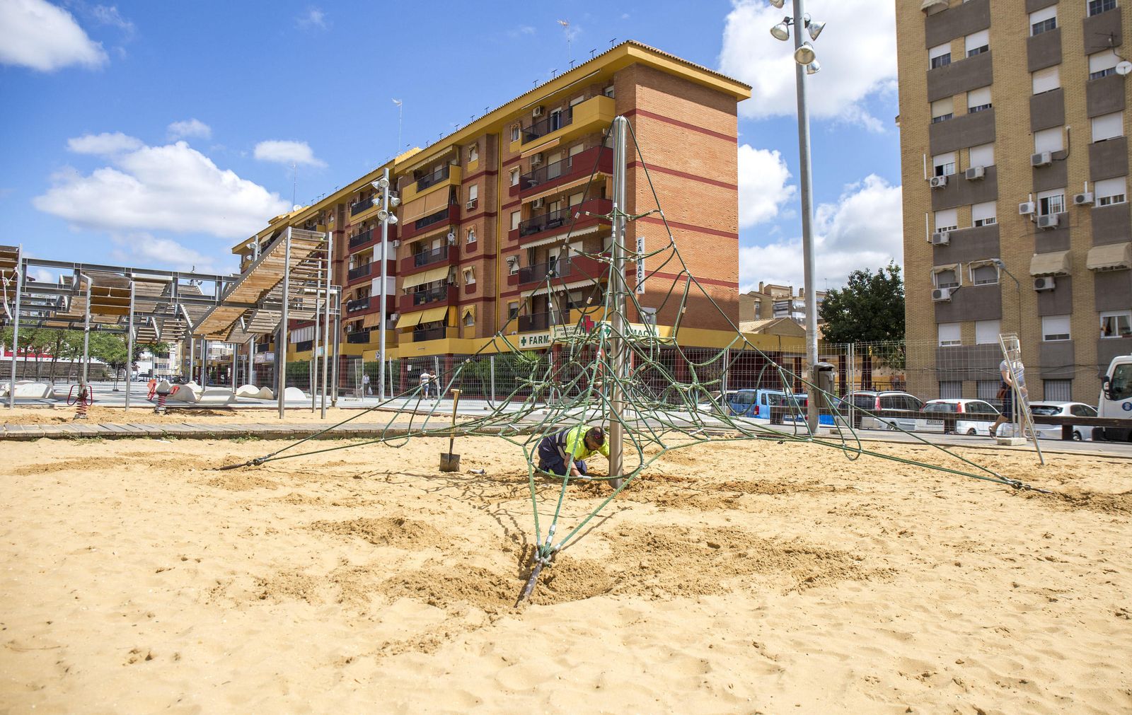 Un operario en las instalaciones del parque infantil.