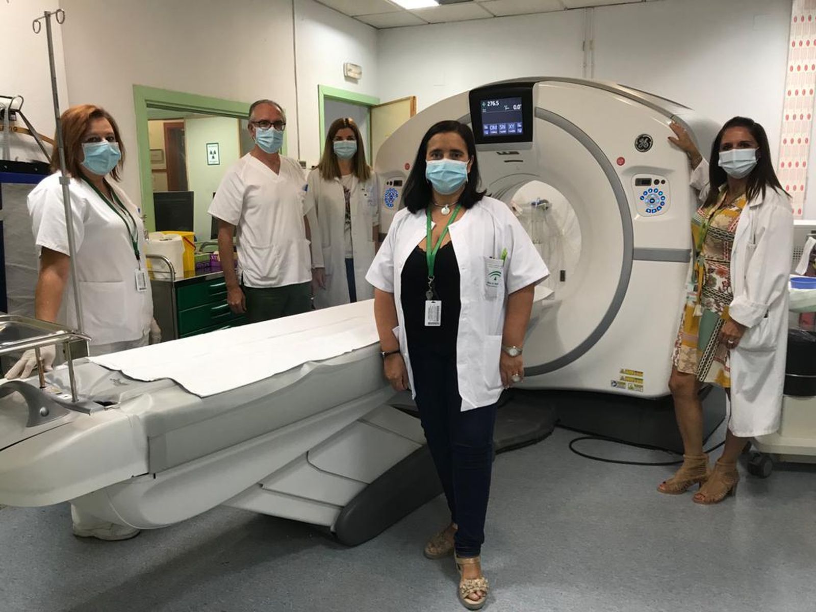 La directora gerente, María Ángeles García, junto a parte del equipo de Radiodiagnóstico y uno de los nuevos TAC