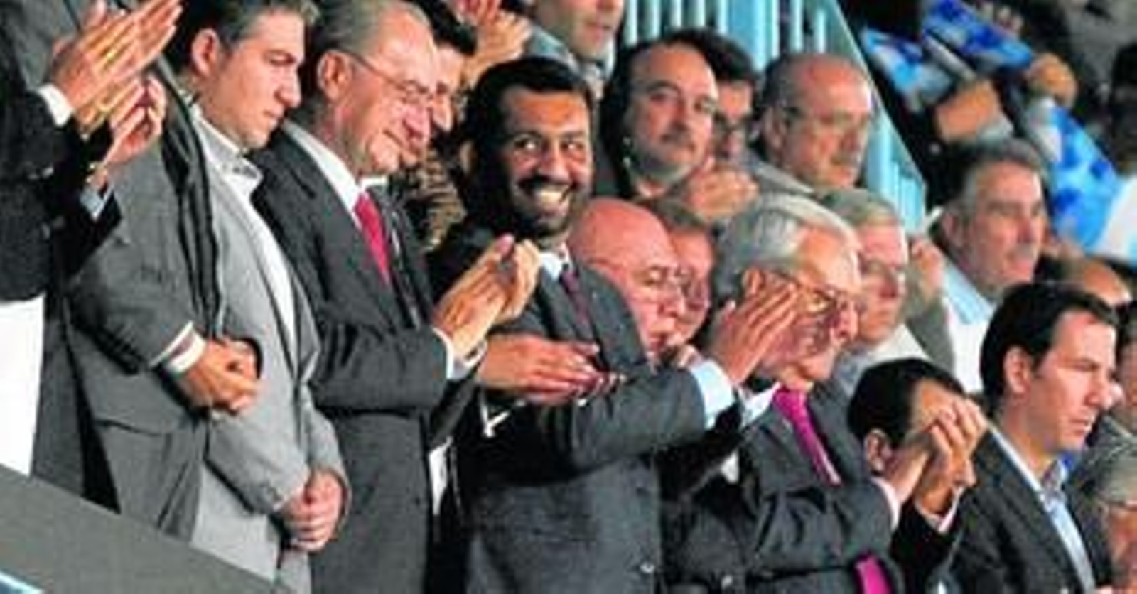 El jeque aplaude y sonríe tras el encuentro del pasado miércoles en La Rosaleda.