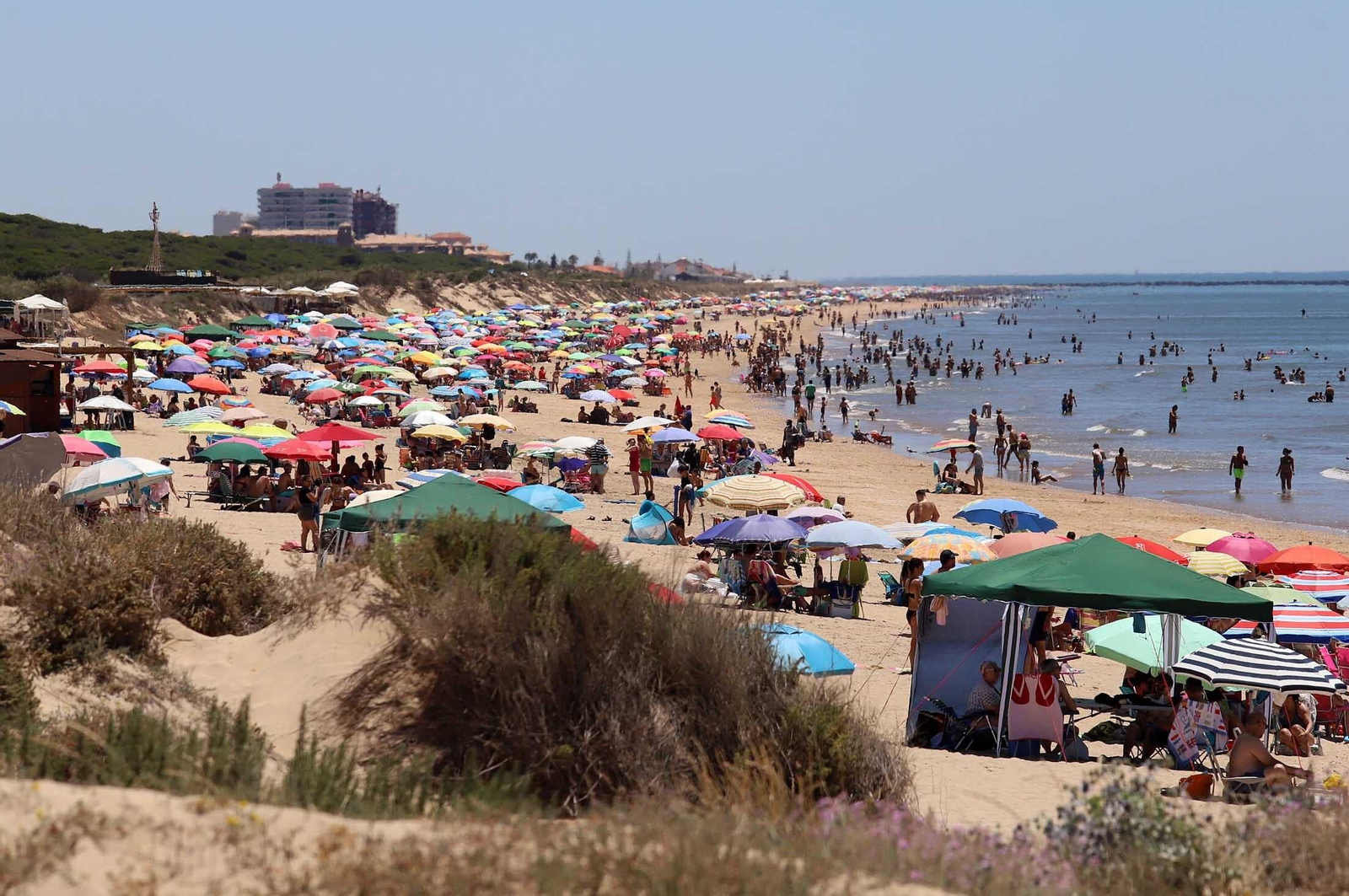 Las imágenes más destacadas del primer domingo de verano en las playas de Huelva