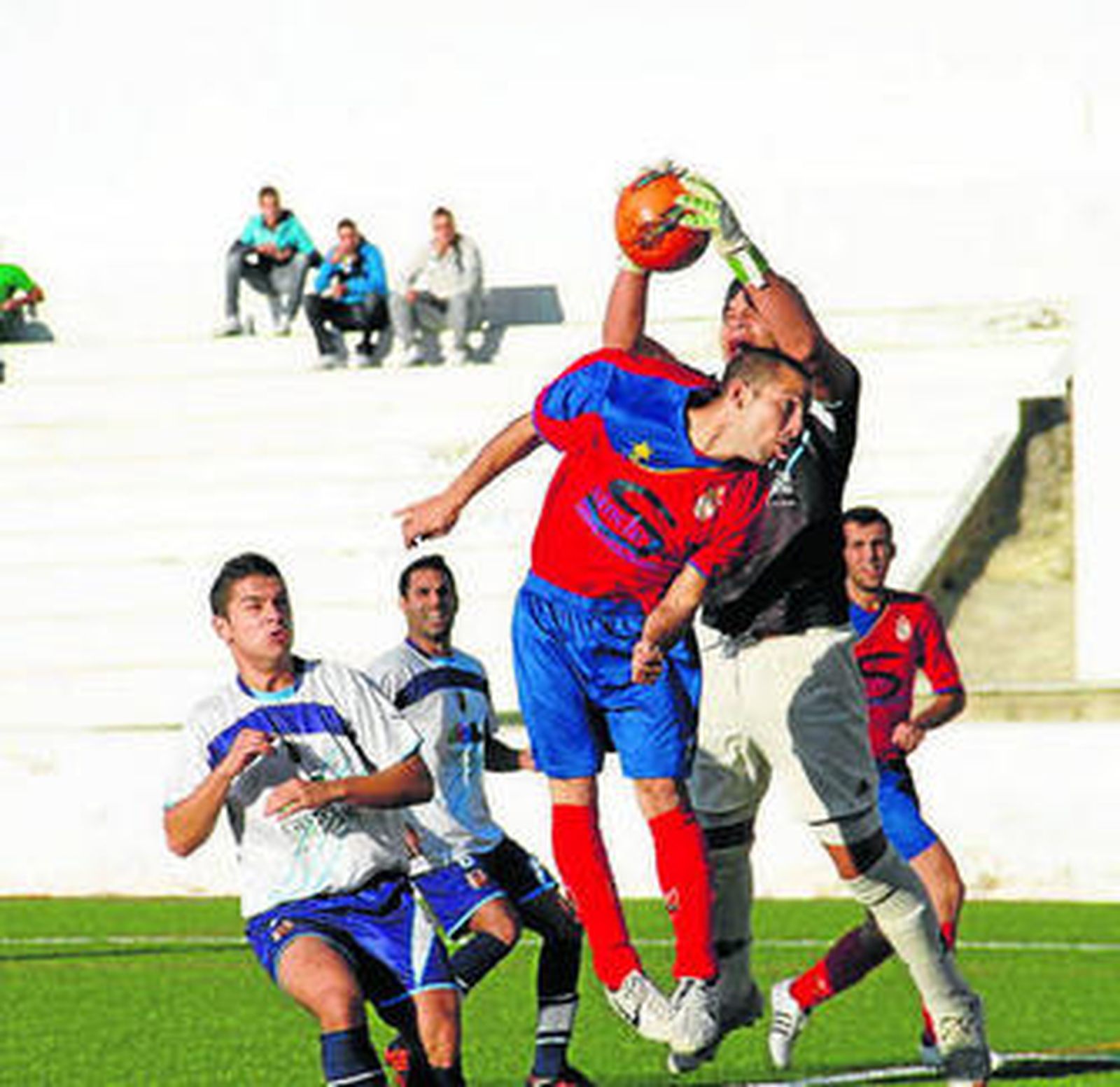 Fermín atrapa el balón en una jugada de peligro del Sidonia.