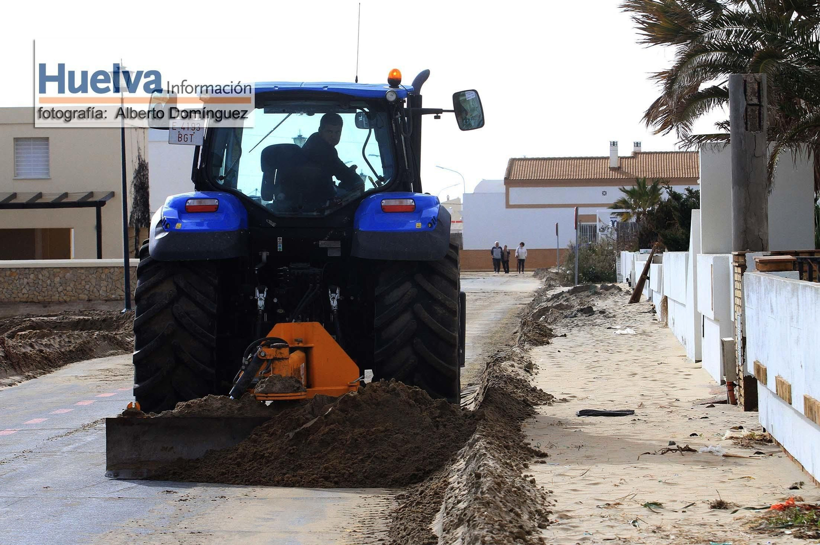 Imágenes de la visita de Rajoy y Susana Díaz a la playa de La Antilla