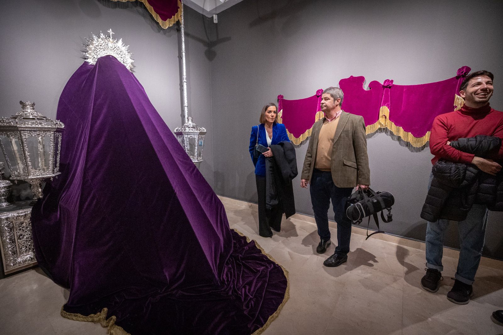 Simulación del paso de palio marchándose, visto desde atrás.