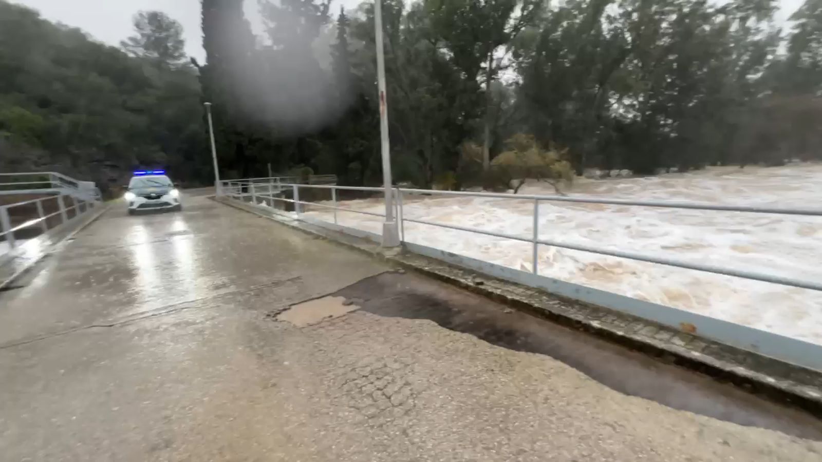 Así desembalsa la presa de Bornos