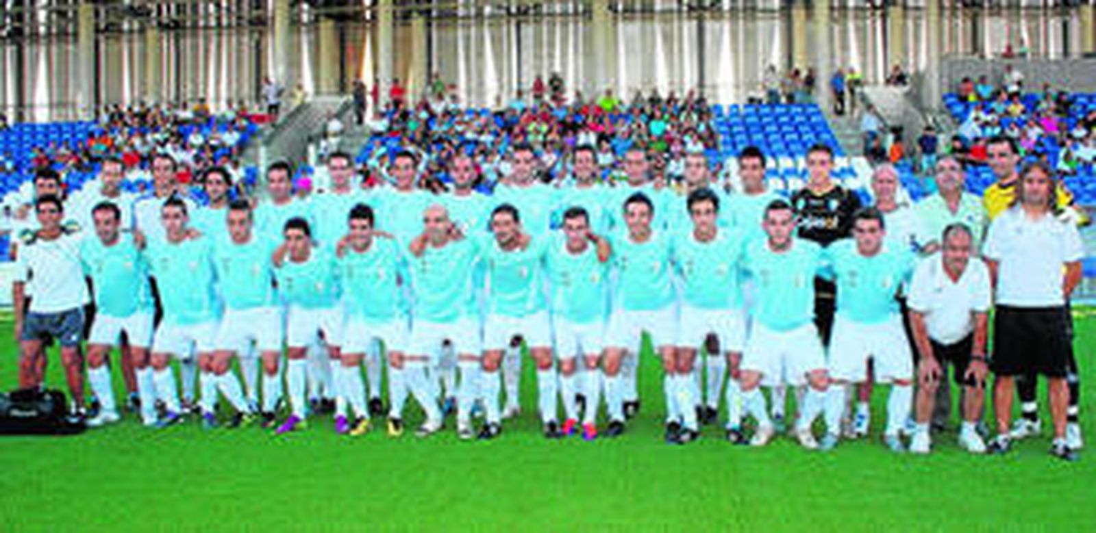 Foto de familia de la plantilla del Lucena CF para la temporada 2011-12, que se presentó ayer oficialmente ante sus seguidores.
