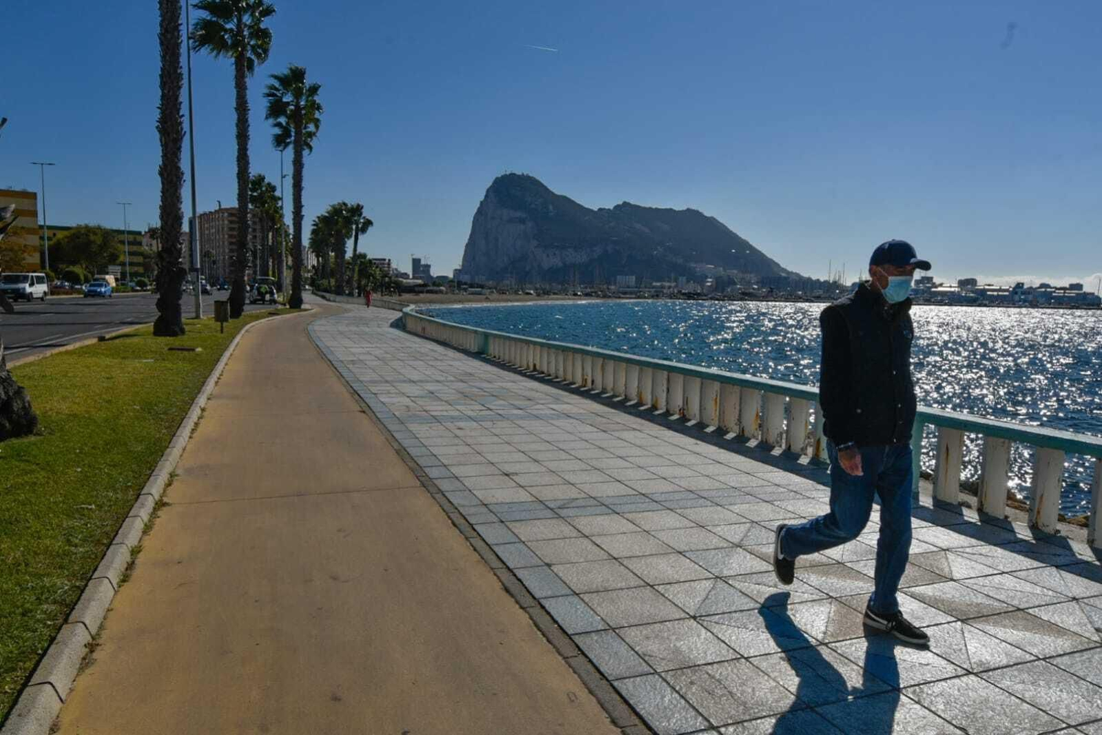 Un hombre pasea por La Línea.