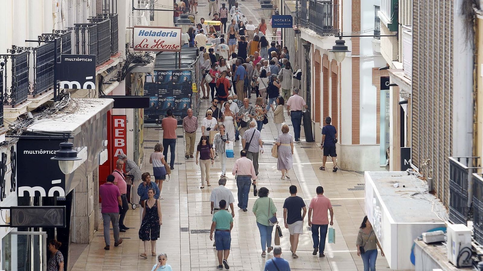 La principal calle comercial de la capital onubense en la mañana de este lunes.