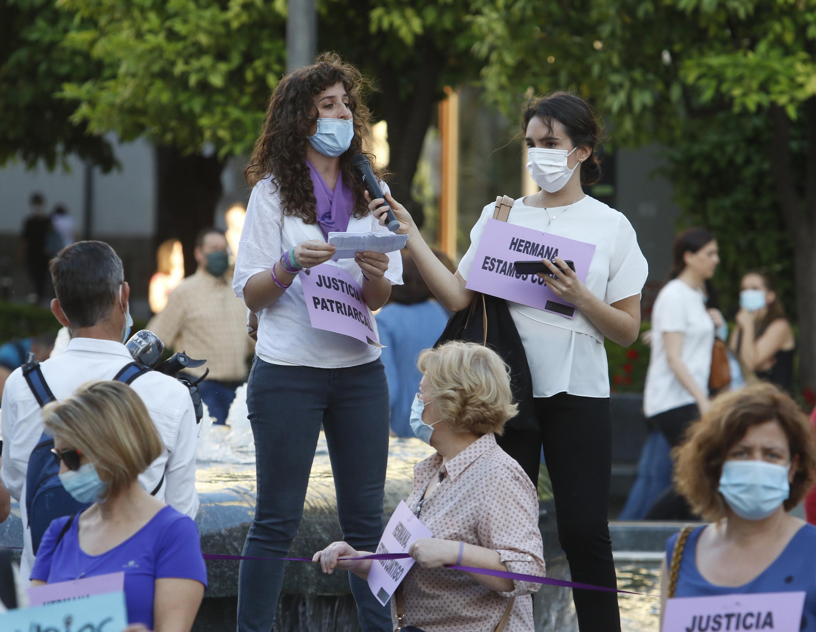 Las fotografías de la concentración en rechazo a la sentencia de La Manada de Pozoblanco en Córdoba