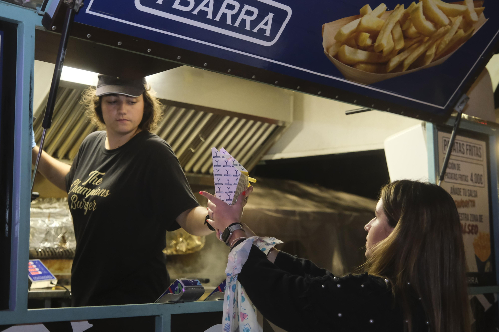 Neón y brasas en El Vial: el lleno absoluto de The Champions Burger en Córdoba Neón y brasas en El Vial: el lleno absoluto de The Champions Burger en Córdoba