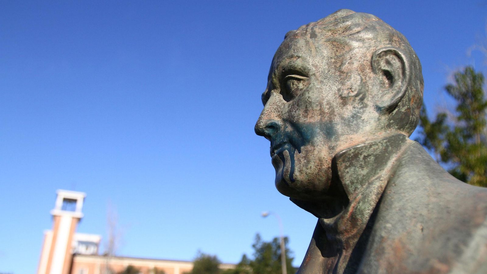 Aspecto del busto a Simón Bolívar en Huelva.