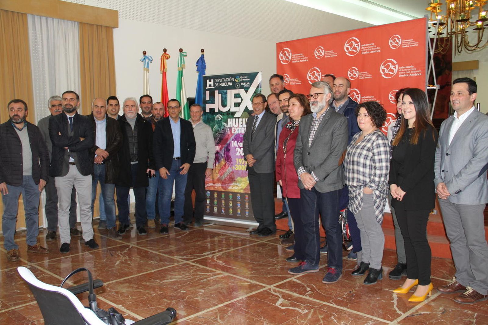 Ignacio Caraballo y Manuel Rodríguez, ayer en la Diputación junto a los alcaldes por los que pasará la sexta edición de la Huelva Extrema.