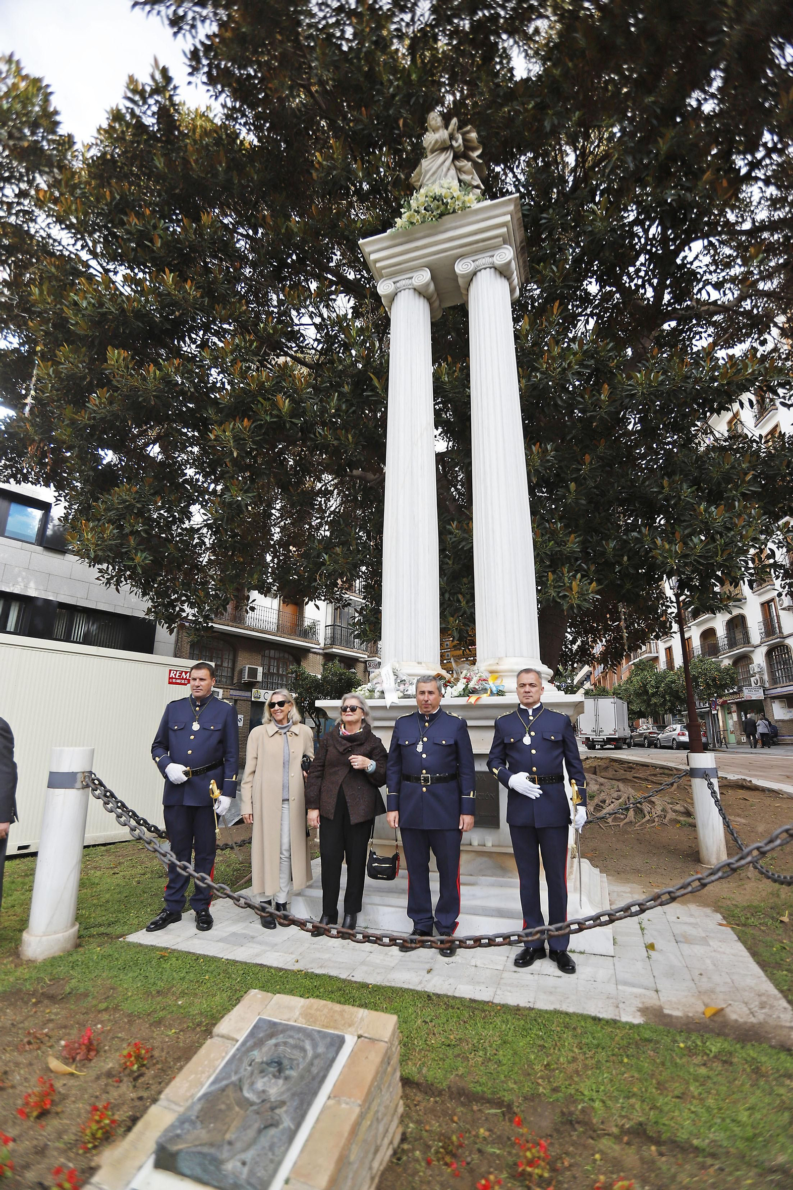Imágenes de la Ofrenda de flores y rezo ante el monumento a la Inmaculada en Huelva