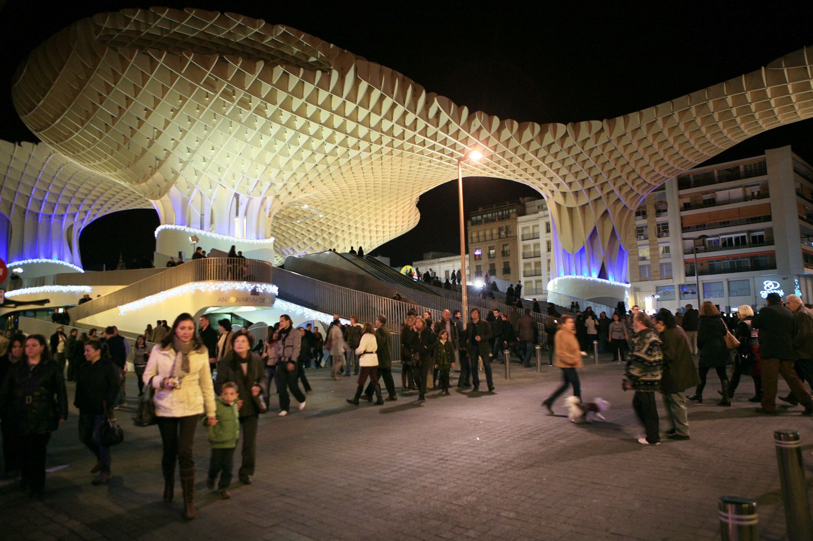 Varios ciudadanos pasean por el entorno de la plaza de la Encarnación