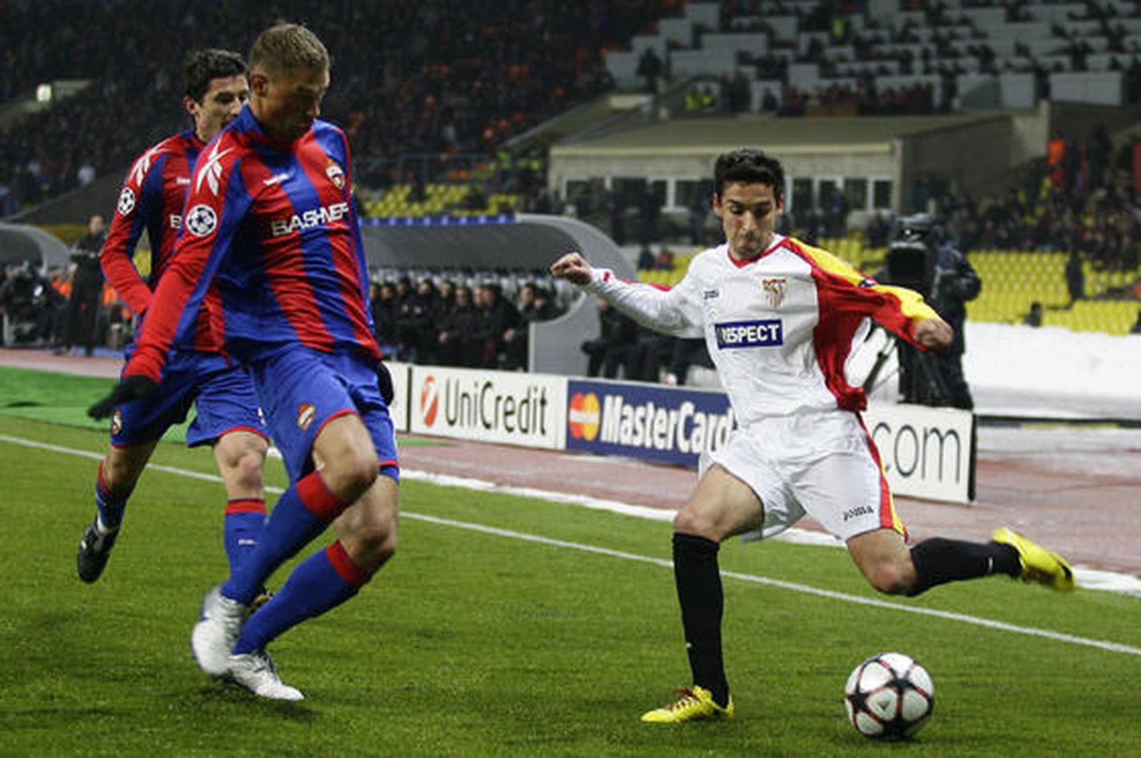Jesús Navas intenta centrar ante la oposición de dos rivales.

Foto: Antonio Pizarro