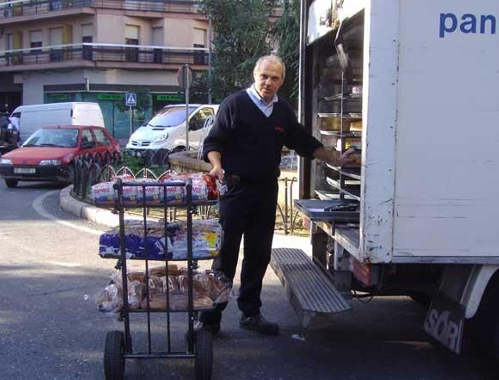 "Deben vigilar y poner más zonas de carga y descarga"